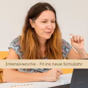 Jacqueline Pentrack Lernen mit Leichtigkeit sitzt vor dem Laptop und hält einen Würfel in der Hand